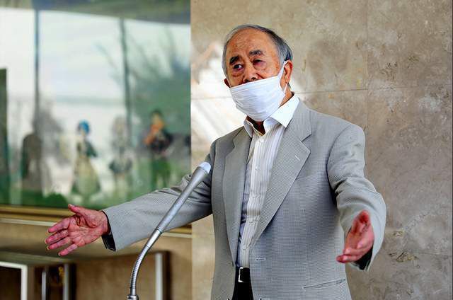 边摸边吃奶视频