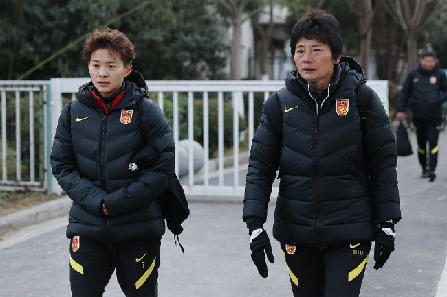 在楼梯上和少妇做爰视频